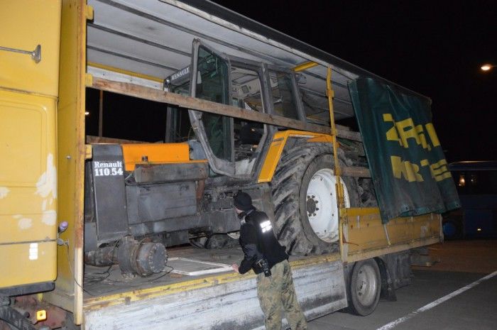 Женщина добралась до таможни в Гребне на грузовике с полуприцепом, в котором везла трактор. Фото: kronikatygodnia.pl.