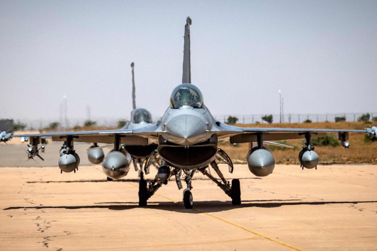 Минобороны Украины приглашает пилотов, умеющих летать на F-16.