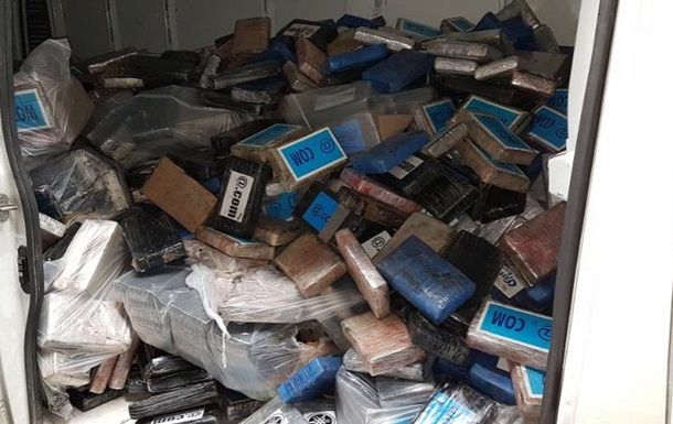 В Бельгии тонны кокаина прятали в бананах.