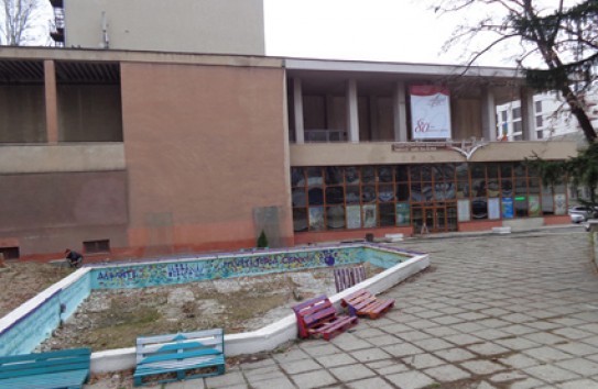 Пока что в базе данных кадастра указано, что сквер театра сдан в аренду строительной компании.