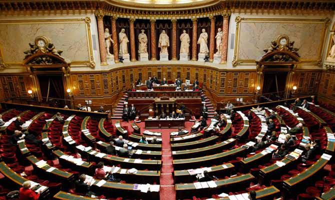 Парламент Франции отклонил вотум недоверия правительству.