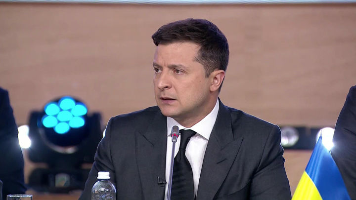 Охрана Зеленского оттеснила журналистку, задающую неудобные вопросы.