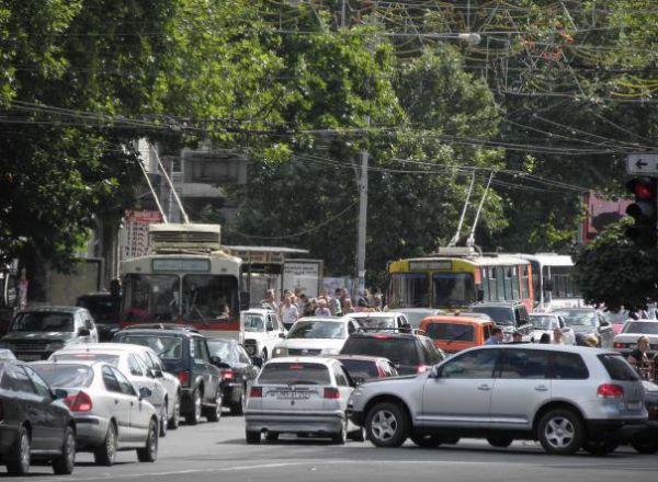 Pe acest tronson continuă lucrările de reabilitare a infrastructurii rutiere.