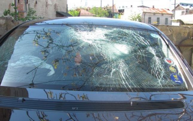 Un individ și-a spart capul de parbrizul maşinii de poliţie. Foto: adevarul.ro