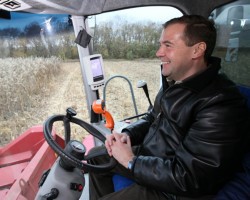 Медведев отметил необходимость подумать о новых мерах поддержки автопрома
