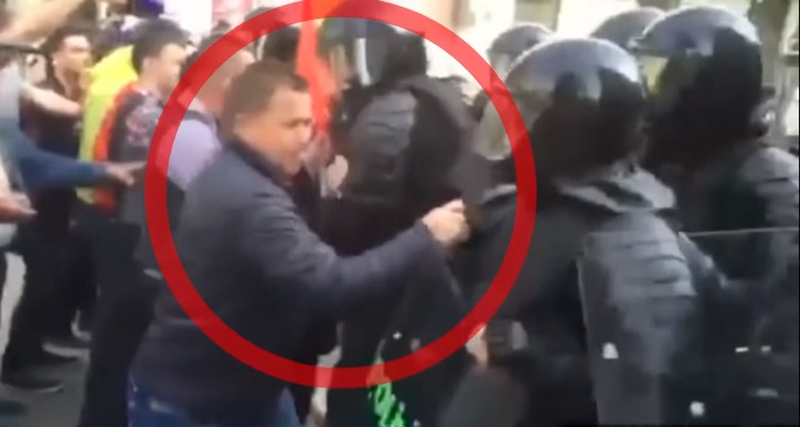 Они нападали на стражей порядка, ломали их снаряжение и униформу, причинив общий ущерб в 8 тысяч леев.