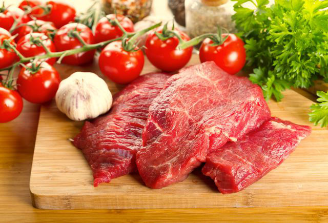 Диетолог рассказала, кому категорически нельзя есть красное мясо.