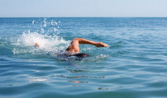 Мужчина был заживо съеден бактериями после купания в море.