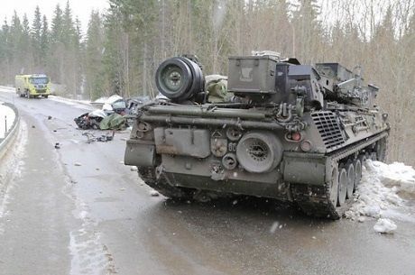 Представители полиции и военные выясняют причину аварии.
