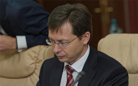 Лянкэ предложил президенту Николаю Тимофти отозвать с должности министра финансов Вячеслава Негруцу на основании поданного им заявления об уходе.