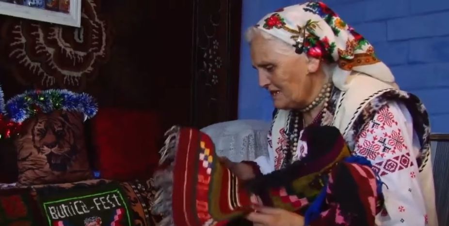 Жительница села София создает персонализированные ковры в традиционном стиле.
