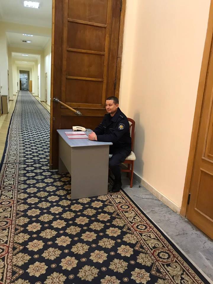 Post de pază pe holul Primăriei unde își are biroul Silvia Radu. Foto: Facebook/Valeriu Munteanu