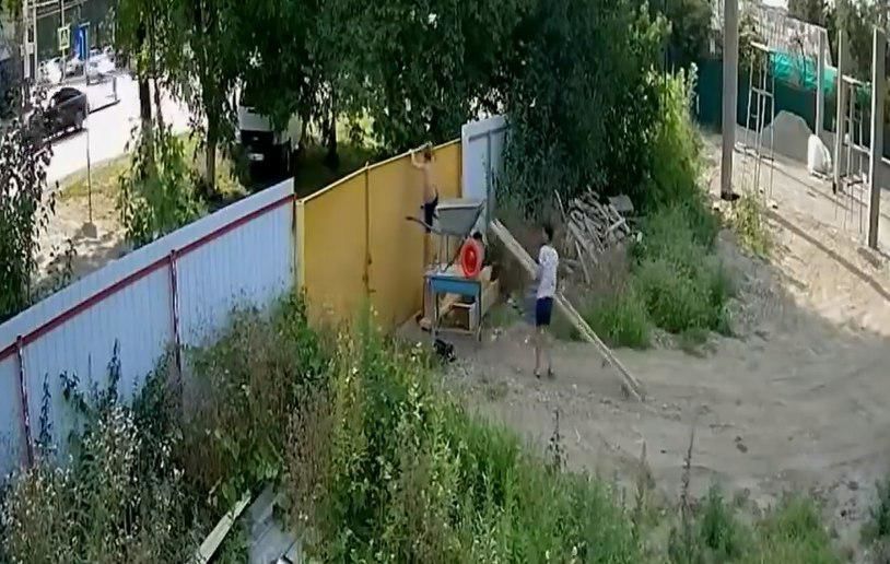 Видео кражи садовой тачки подростками стало хитом в Сети.