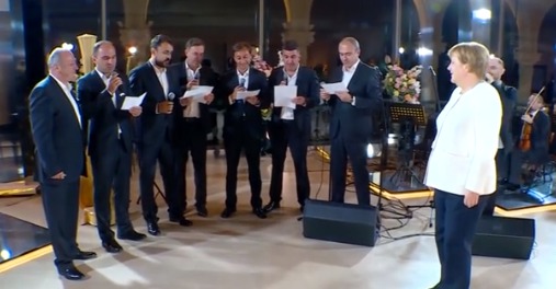 Меркель спела любимую песню.