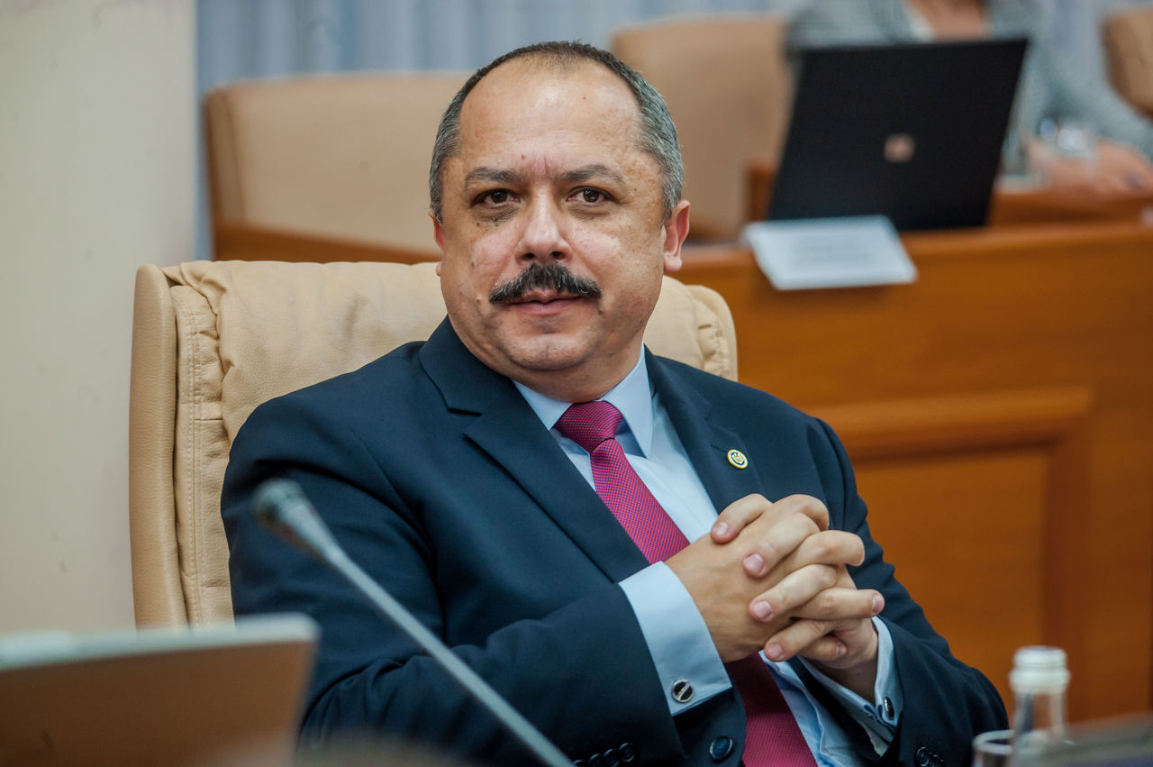 Министерство образования проведет оценку школьных учебников, заявил Попович.