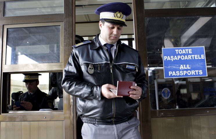 Румыния с 2002 года предоставила гражданство 385 тысячам жителям Молдовы. Фото: epa.eu