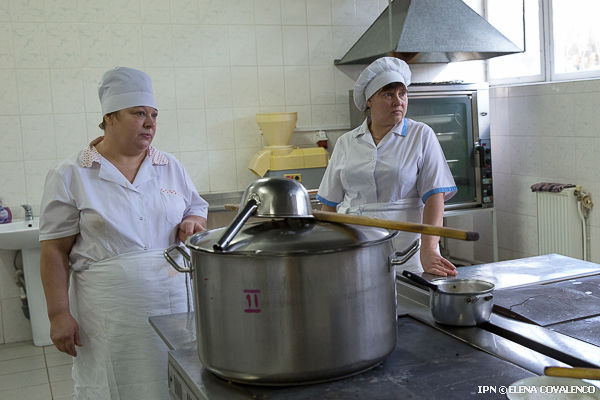 Decis!  Adaos salarial de 50% pentru bucătari și dădace. Foto: ipn.md