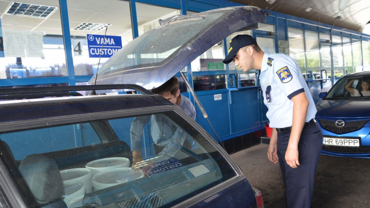 Bănuitul i-ar fi propus  mită în sumă de 500 lei pentru a nu achita drepturile de import pentru o mașină de spălat vase. Foto:customs.gov.md