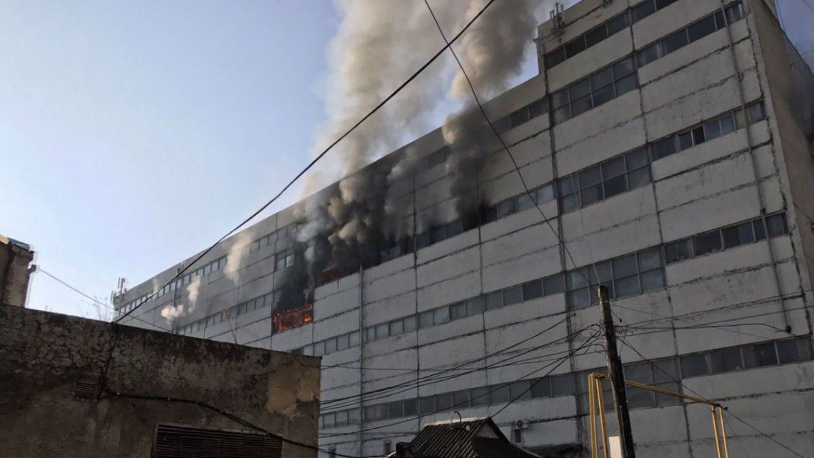 Oamenii evacuaţi din zonă, strada închisă, clădirea în flăcări gata să cadă. Foto: publika.md