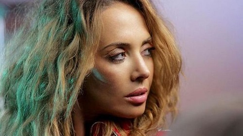 Состояние здоровья певицы улучшилось, и ей разрешили покинуть клинику.