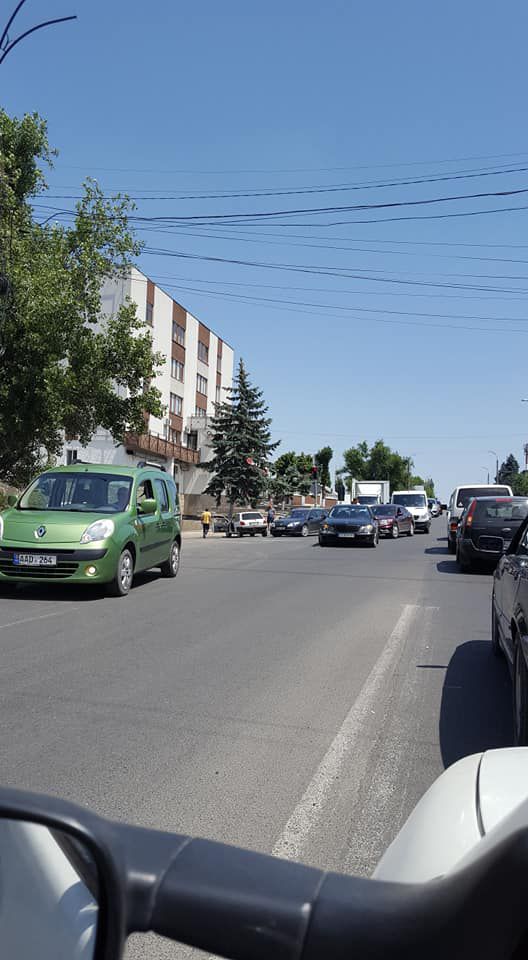 Столкновение двух машин привело к пробке на столичной улице.