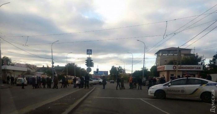Возмущенные отсутствием света люди перекрывают улицы