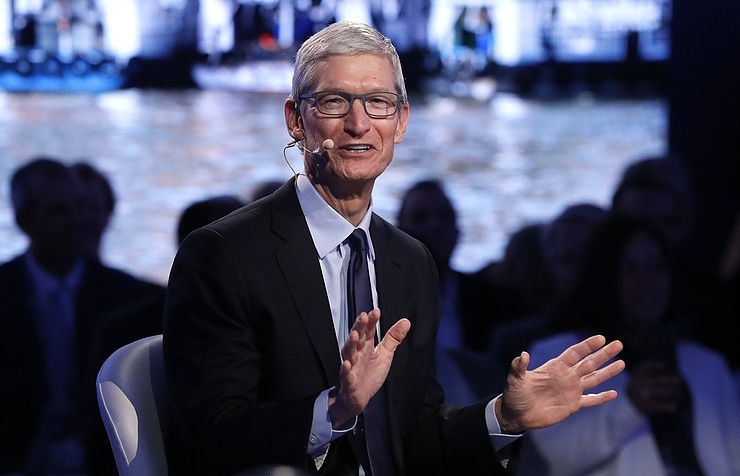 Тим Кук заявил, что Apple не грозит скандал из-за утечки данных, как вокруг Facebook. Фото: Reuters