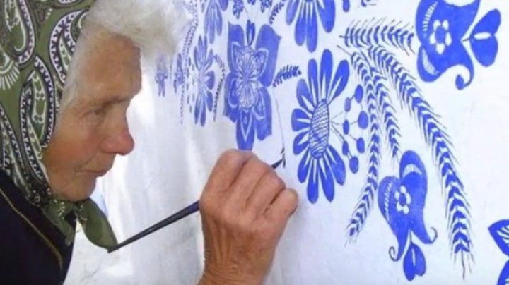 Are 90 de ani şi transformă casele în adevărate opere de artă