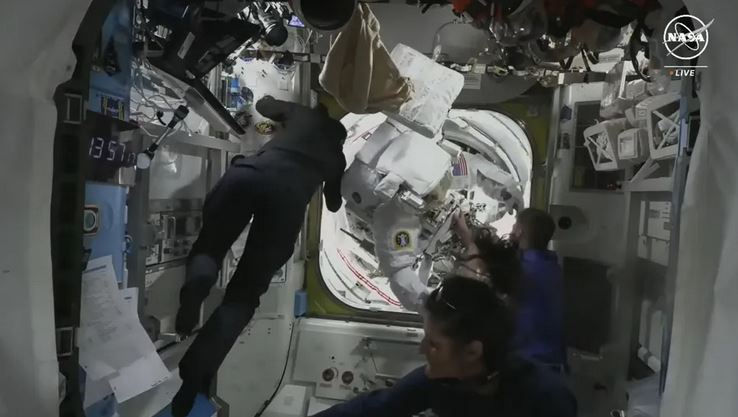 NASA не выпускает астронавтов с МКС в открытый космос из-за возникших проблем.