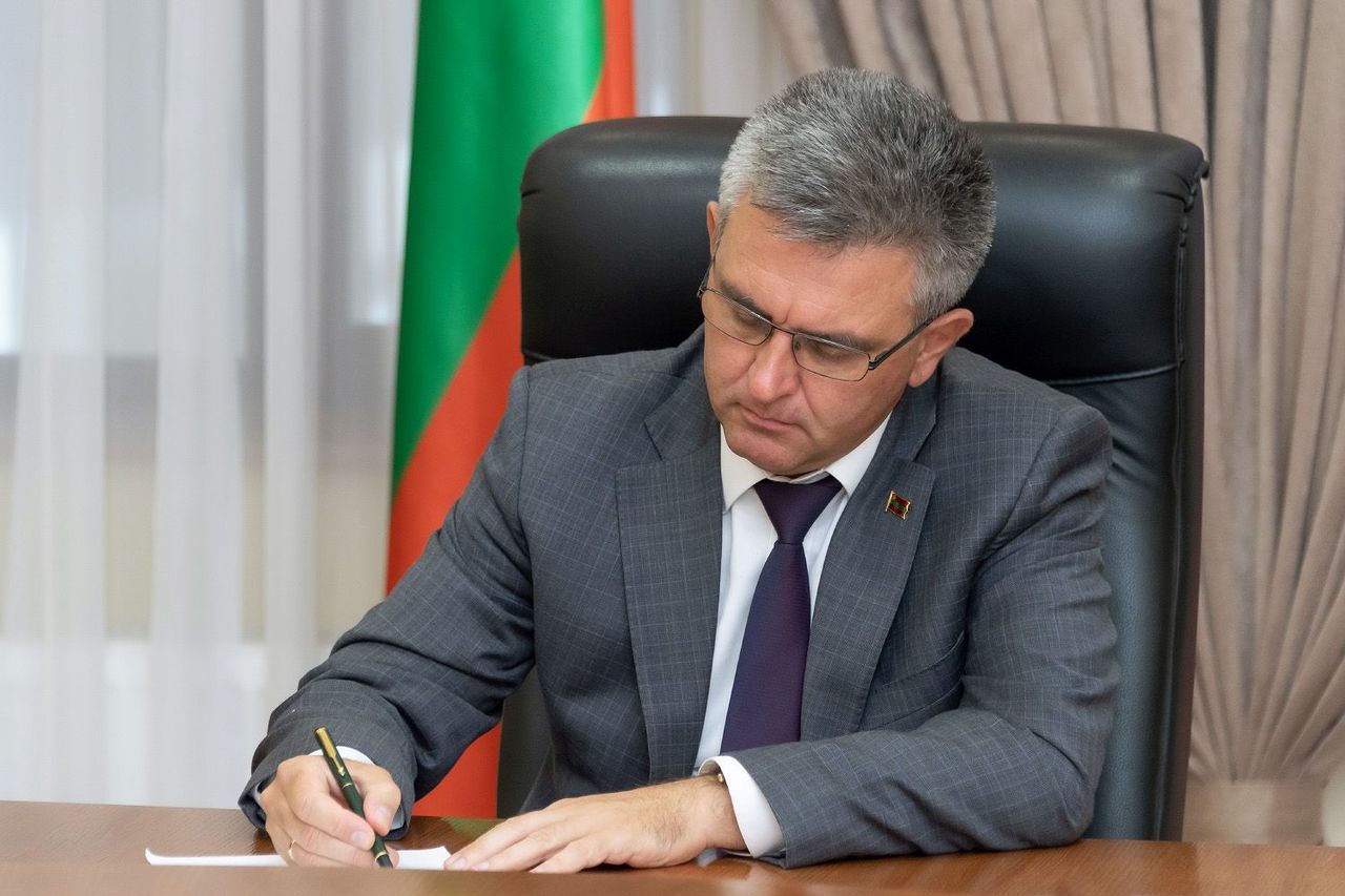 Красносельский подписал закон о продлении карантинных ограничений до 1 февраля 2021 года.