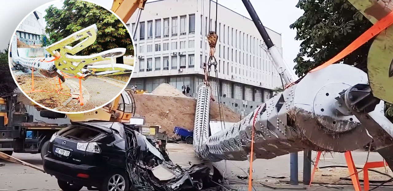 В Херсоне на Lexus рухнул гигантский флагшток, установленный ко Дню независимости Украины.