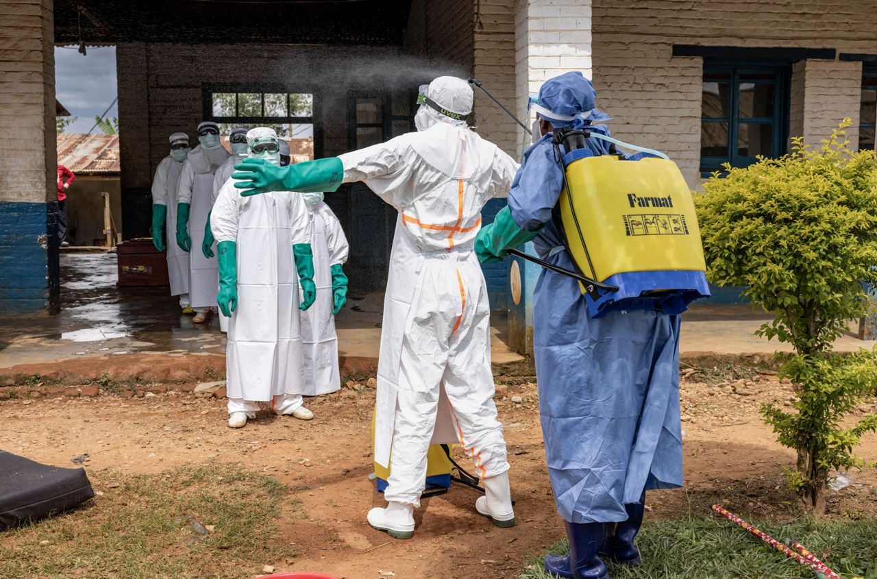 OMS a anunțat începerea testelor medicamentelor împotriva tulpinii Ebola care a ucis sute de oameni.