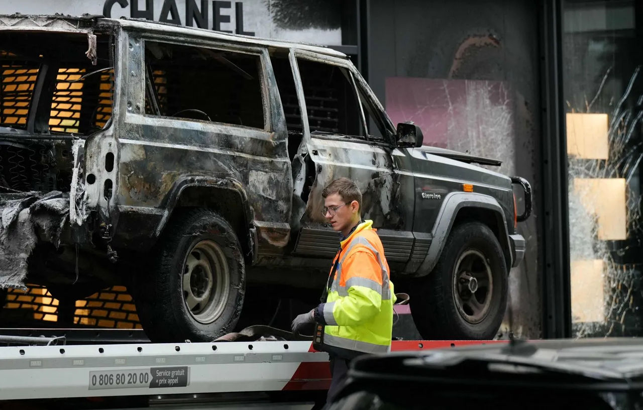 В центре Парижа грабители совершили налет на бутик Chanel.