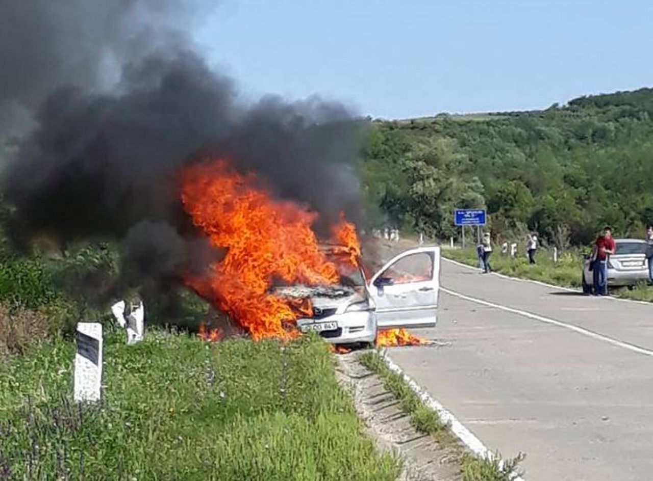 Водителю удалось вовремя выпрыгнуть из горящей машины. Фото: unimedia.info.