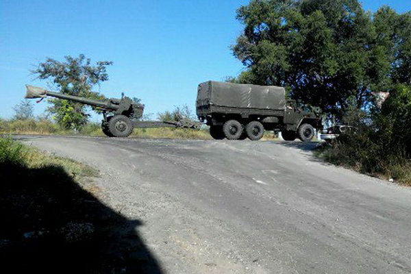 Семь грузовых армейских автомобилей транспортировали на север.