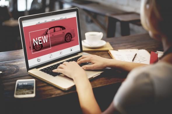 Funcționarea celor două site-uri pentru cumpărarea de mașini online cuprinde o simulare a finanțării, selecția mașinii și finalizarea achiziției, după caz, online sau la showroom.