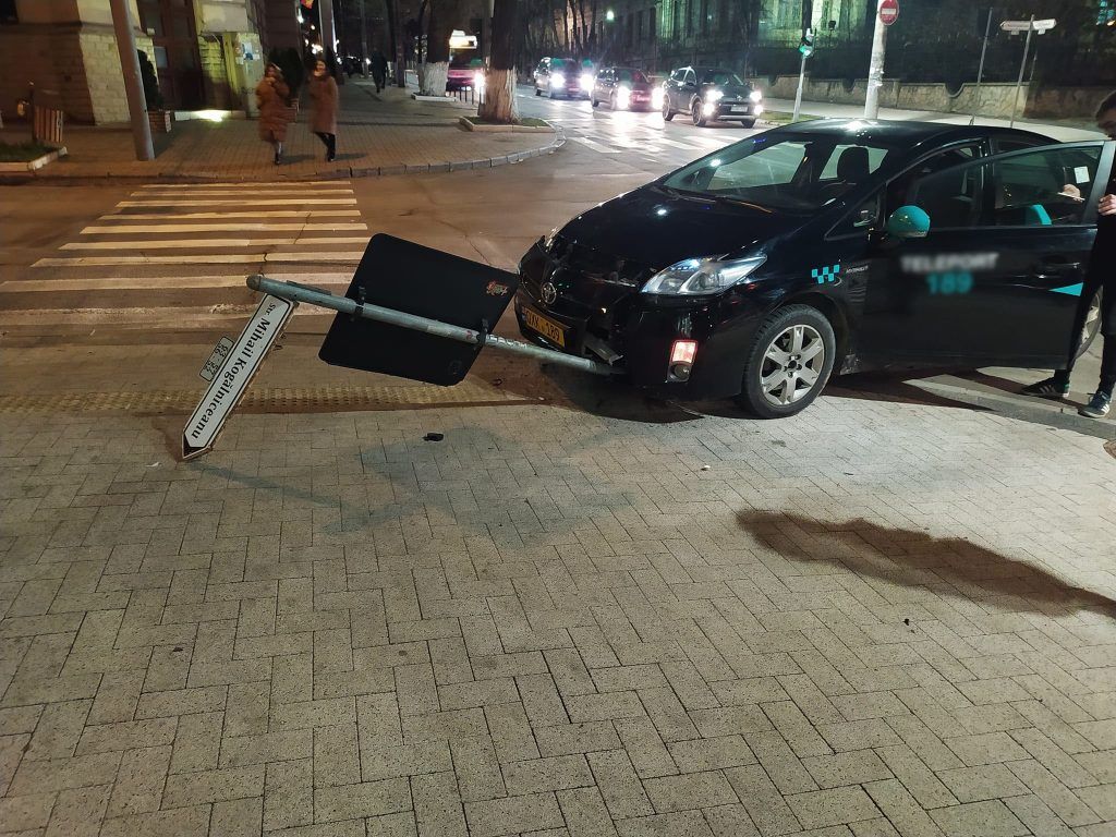 В центре Кишинева автомобиль такси сбил дорожный знак в результате ДТП.