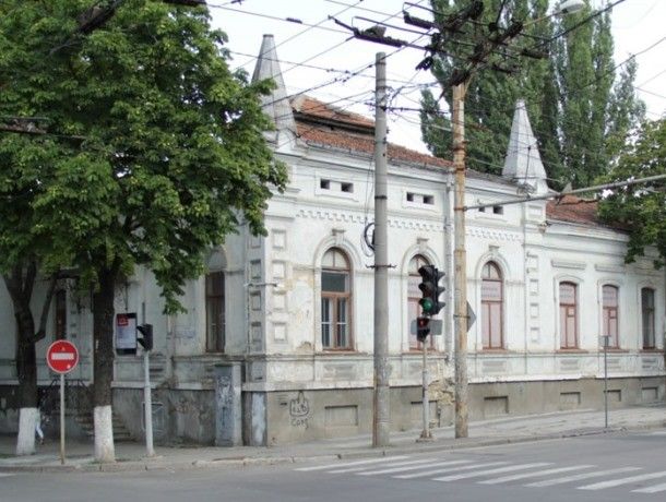 Историческое здание в центре Кишинева законсервируют, чтобы его не смыло.