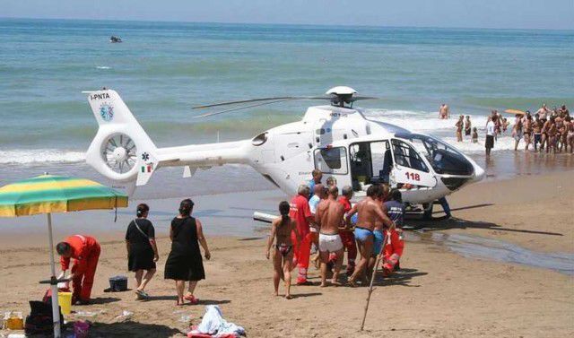 Tânăra a fost transportată la spital cu un elicopter.