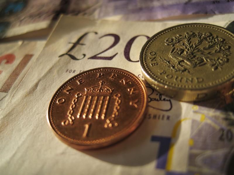 Lira este în coborâre, vineri, la 1,2735 dolari pe unitate, după ce în timpul tranzacţiilor a atins minimul ultimelor două luni, de 1,2693 dolari pe unitate.