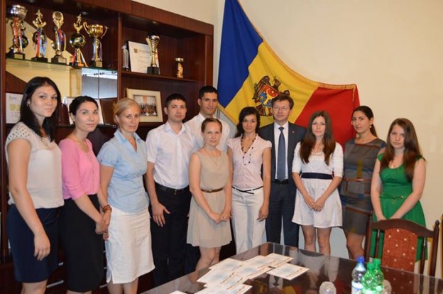 Dosarele de înscriere la concurs se vor depune personal sau prin poştă (inclusiv electronică), la secretarul Comisiei de concurs.