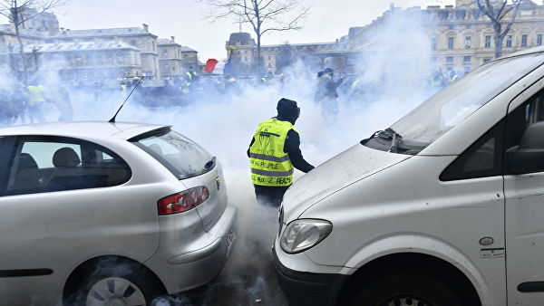 В Париже против участников акции протеста применили слезоточивый газ.