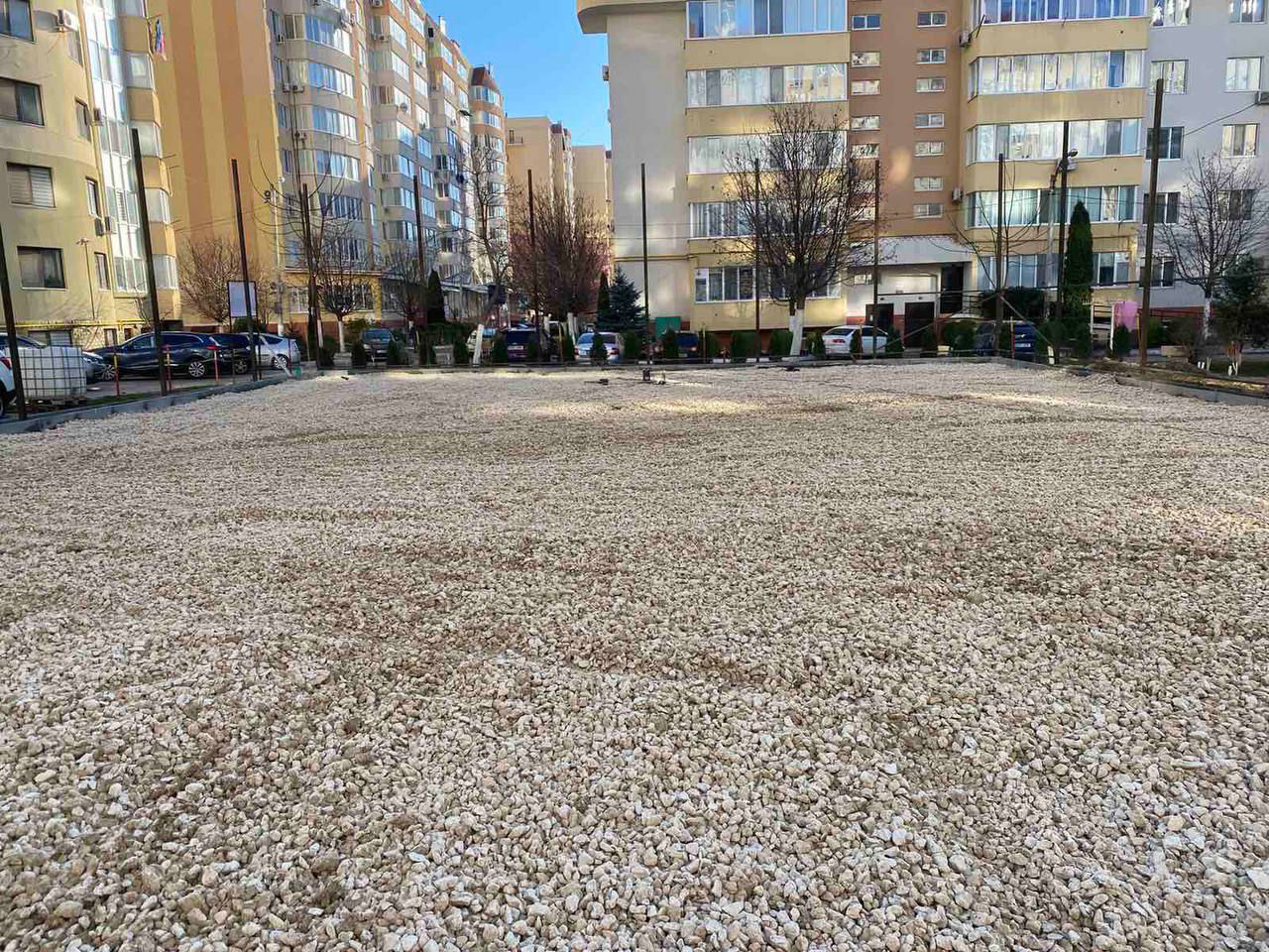 Примэрия Кишинева обустраивает площадки для мини-футбола во дворах домов.
