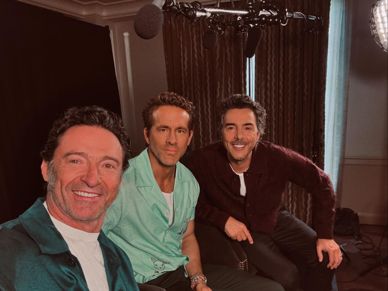 Ryan Reynolds scrie scenariul pentru un nou film cu Hugh Jackman.