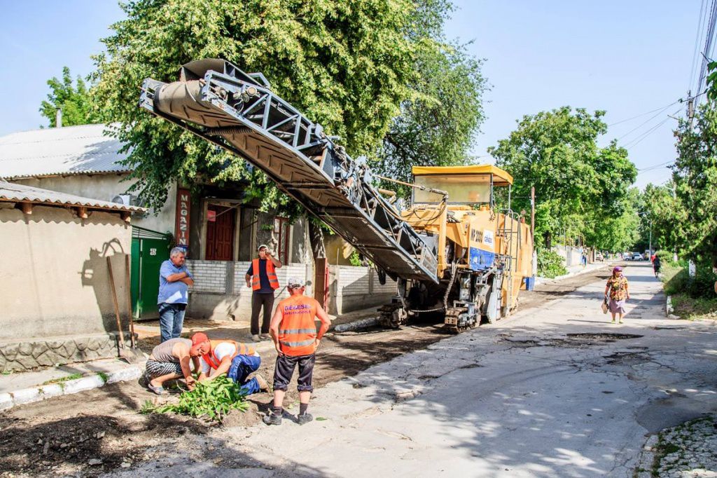 Для завершения работ в установленные сроки, в ремонте задействованы более 50 рабочих.