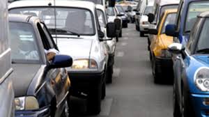 Şoferii care au circulat dimineaţă pe strada Vasile Lupu au stat în ambuteiaj zeci de minute. 