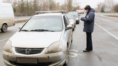 Un cetăţean sirian a fost reţinut la frontiera Republicii Moldova. Bărbatul de 31 de ani a prezentat la controlul un pașaport emis de autoritățile siriene cu  termenul de valabilitate falsificat.