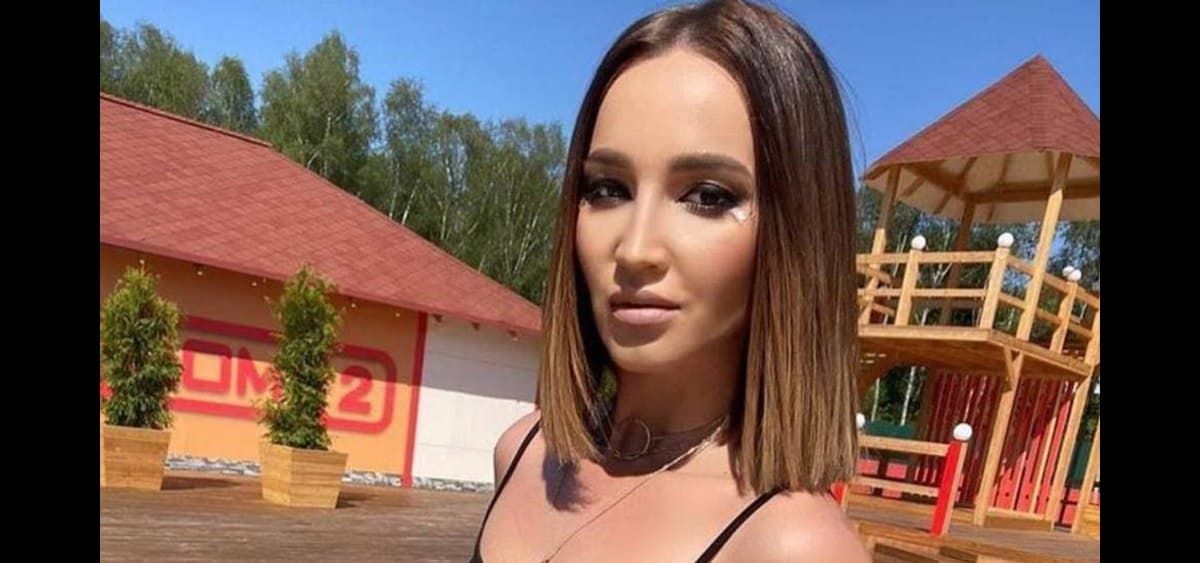 Бузова ответила на насмешки из-за "бабушкиного" живота.