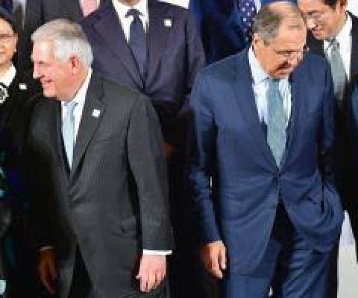 Glume de adolescenţi între şefii diplomaţiilor rusă şi americană. 