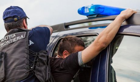 На контрольно-пропускном пункте Скулены подозреваемые оказались в наручниках.
